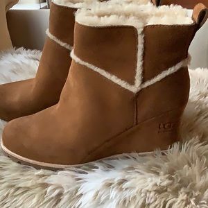 NEW UGGS - MARTE WEDGE Boot - Size 6